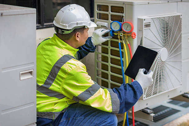 Professional Hvac technician working in Oak Ridge, FL